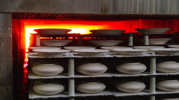 Обжиг изделий в печи в одном из цехов Дулевского фарфорового завода