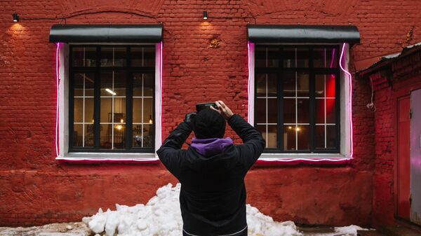 Турист фотографирует фабричные здания в Орехово-Зуево