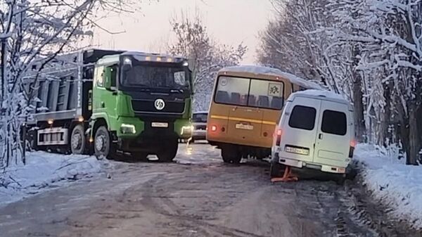 Школьный автобус застрял на обочине в районе садового товарищества под Краснодаром