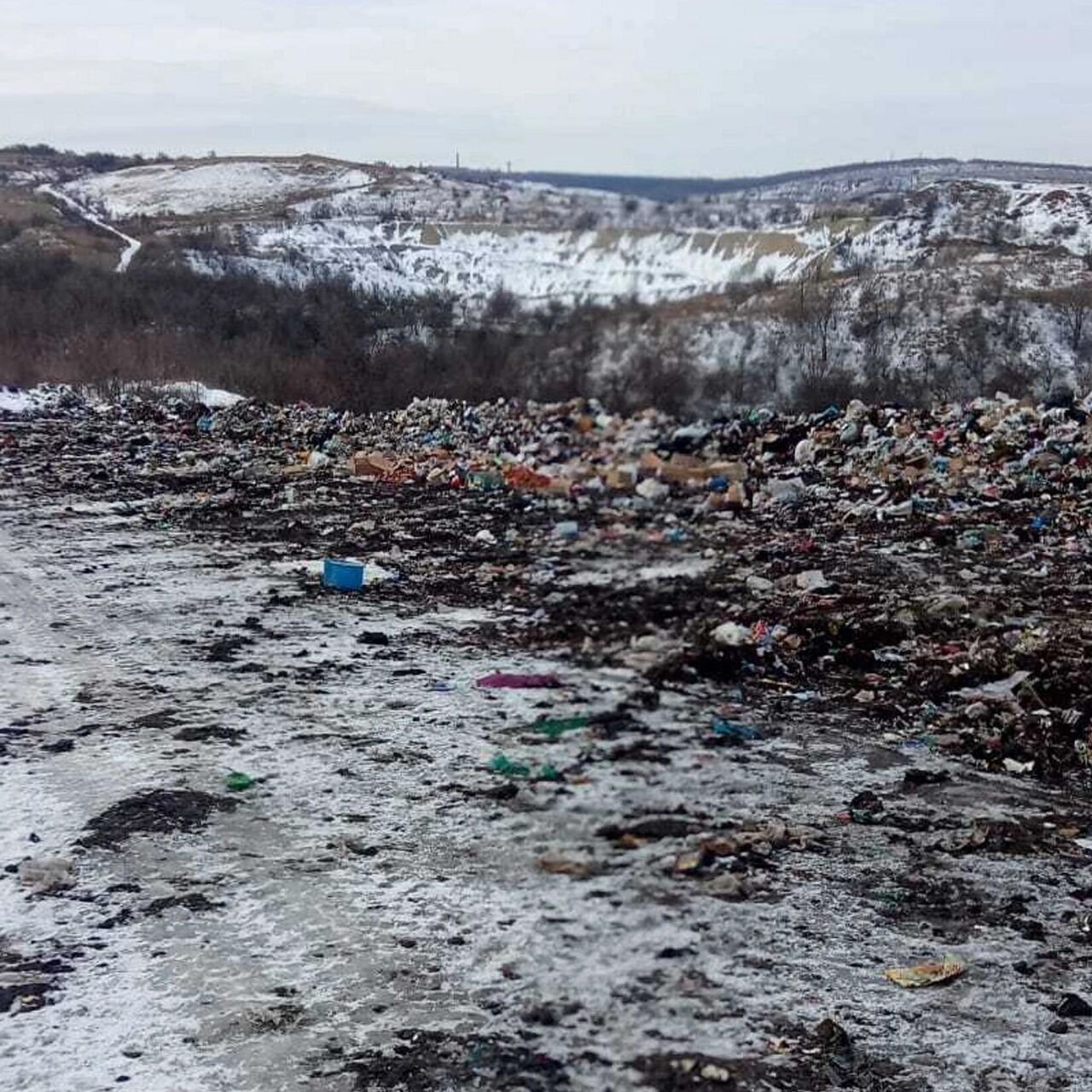 На границе ДНР и Ростовской области груз с гумпомощью нашли на свалке - РИА  Новости, 24.01.2024