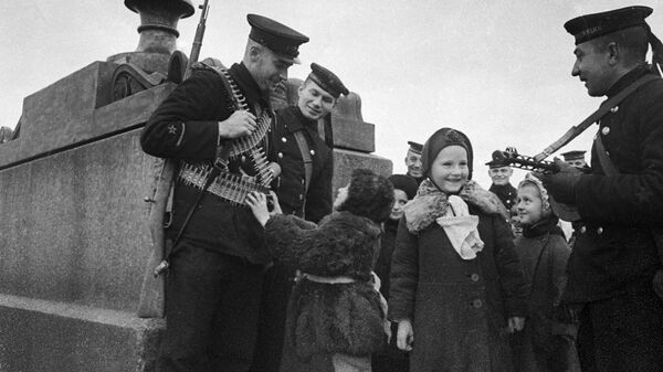 Защитники блокадного Ленинграда. Советские моряки общаются с детьми на набережной реки Невы