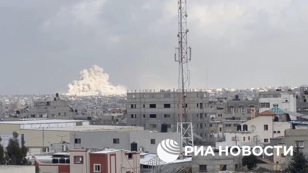 Дым на месте взрыва на востоке города Хан-Юнис в Газе. Кадр видео