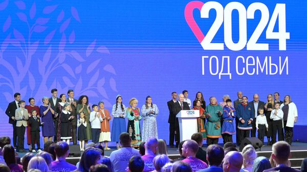 Президент РФ Владимир Путин принимает участие во всероссийском семейном форуме Родные-любимые