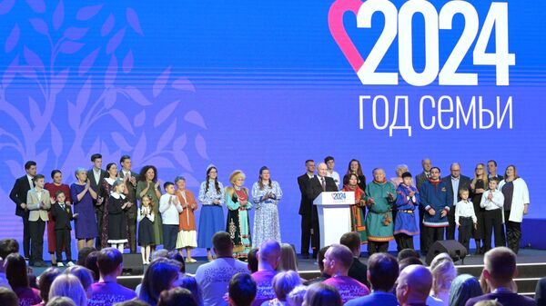 Президент РФ Владимир Путин принимает участие во Всероссийском семейном форуме Родные – Любимые