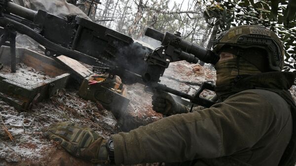 Военнослужащий ВС РФ ведет огонь по позициям ВСУ из пулемета КОРД в зоне СВО