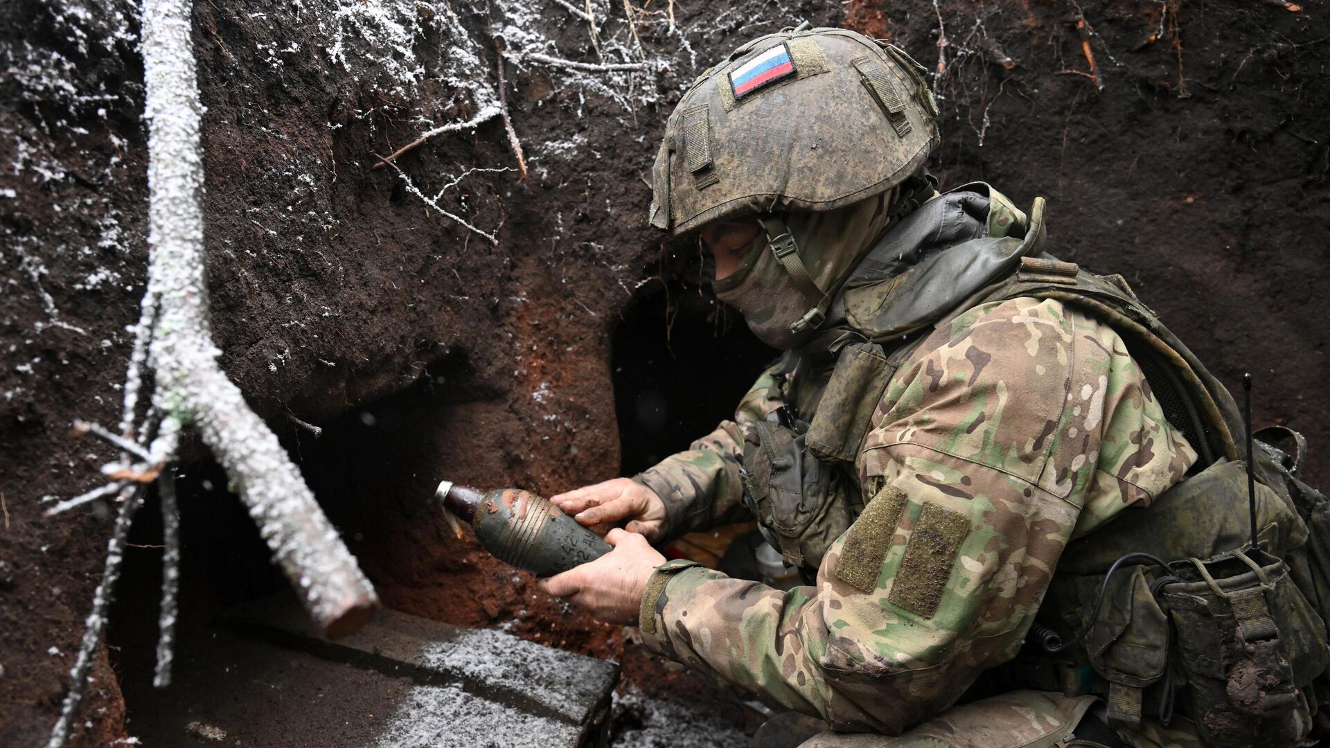 Военнослужащий ВС РФ подготавливает 82мм миномет в зоне СВО - РИА Новости, 1920, 24.01.2024