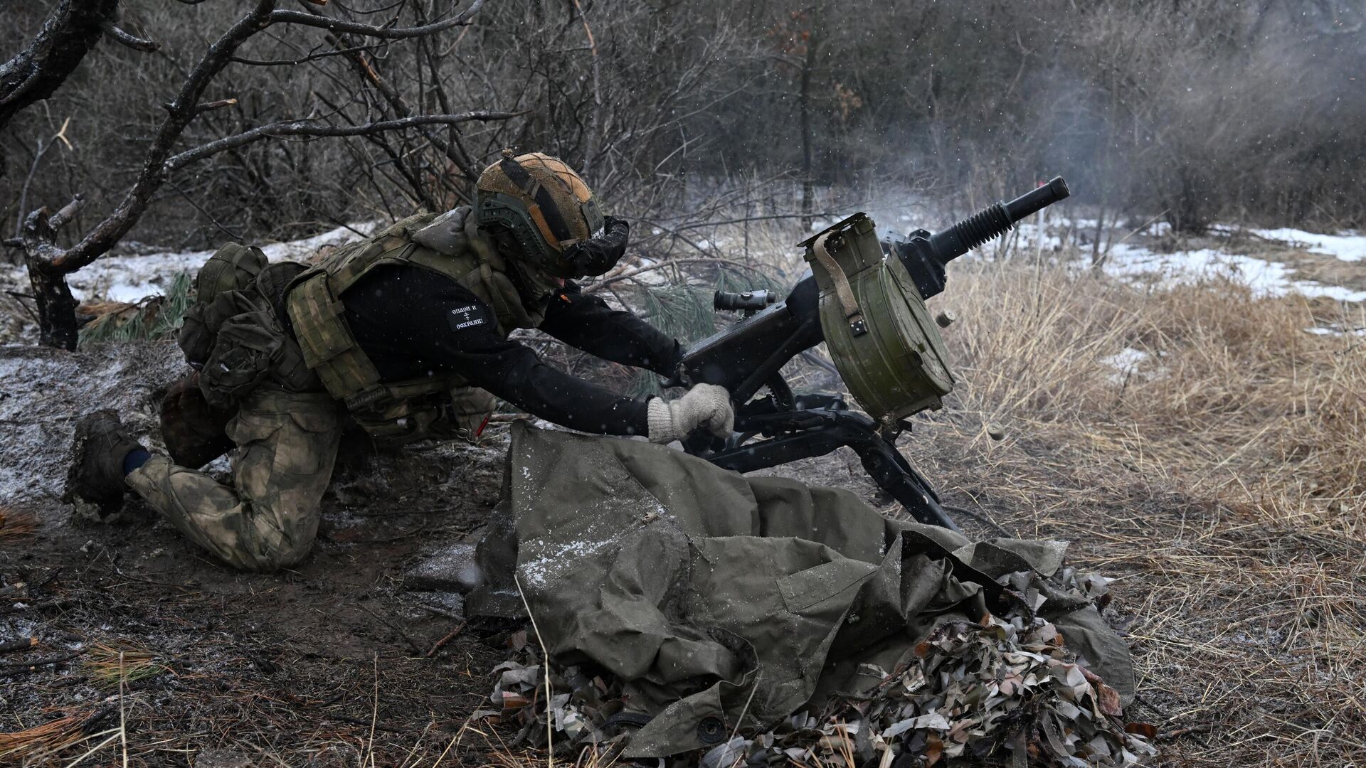 Российский военнослужащий ведет огонь из АГС по позициям ВСУ в зоне спецоперации - РИА Новости, 1920, 29.01.2024