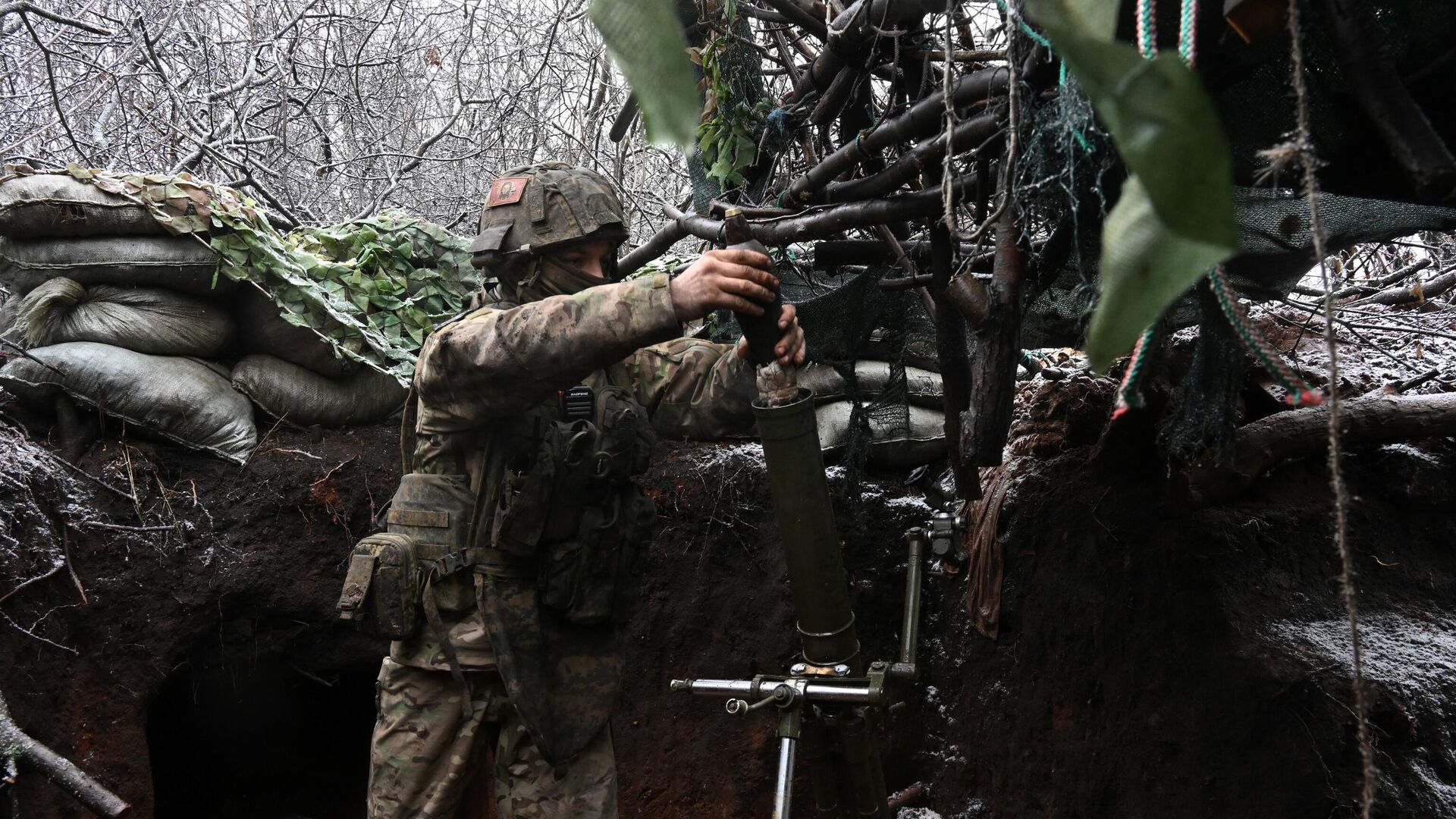 Российский военнослужащий ведет огонь по позициям ВСУ из 82-миллиметрового миномета в зоне СВО - РИА Новости, 1920, 28.01.2024