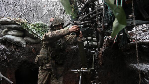 Военнослужащий ВС РФ ведет огонь по позициям ВСУ из 82мм миномета в зоне СВО