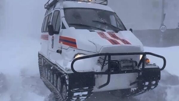 Сотрудники МЧС помогают жителям Сахалина во время снежной бури