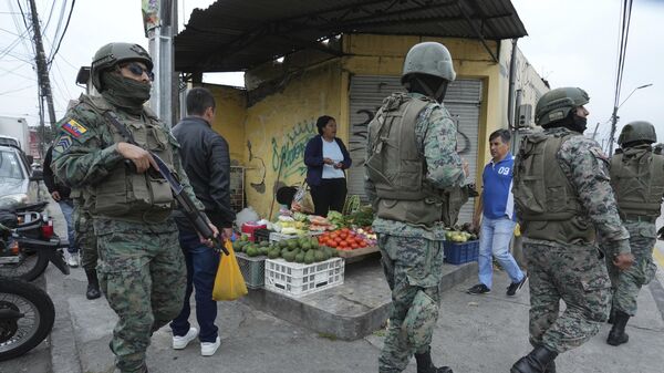 Военнослужащие Эквадора патрулируют улицы в Кито во время чрезвычайного положения
