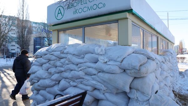 Остановка общественного транспорта в Белгороде, укрепленная мешками с песком в связи с обстрелами города со стороны ВСУ