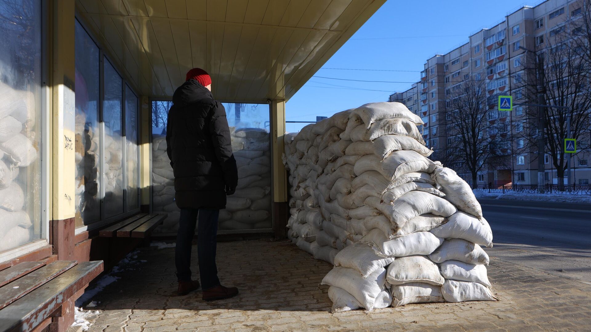 Остановка общественного транспорта в Белгороде, укрепленная мешками с песком в связи с обстрелами города со стороны ВСУ - РИА Новости, 1920, 26.01.2024