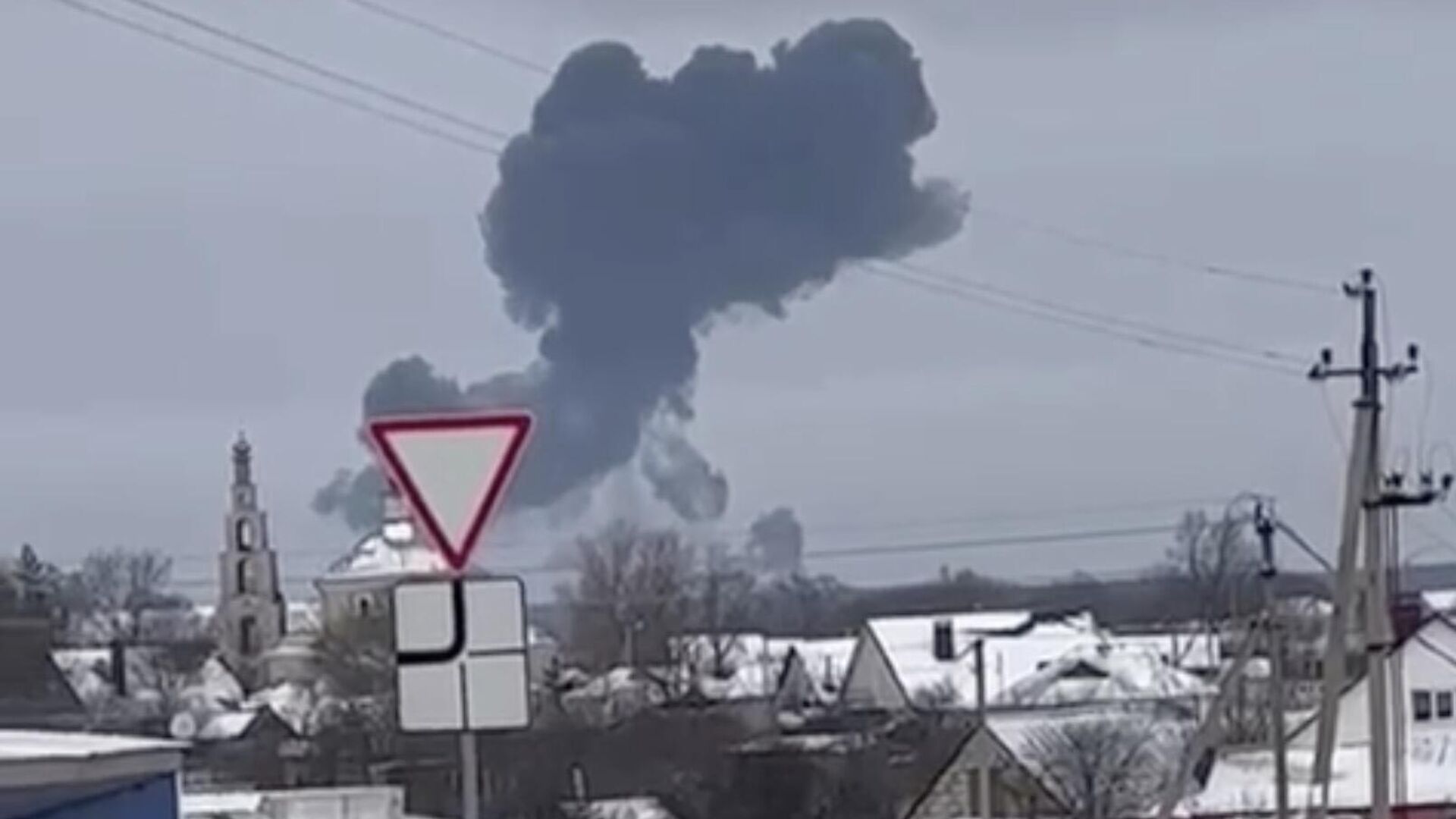 Дым на месте падения самолета Ил-76 в Белгородской области. Кадр видео очевидца - РИА Новости, 1920, 24.01.2024