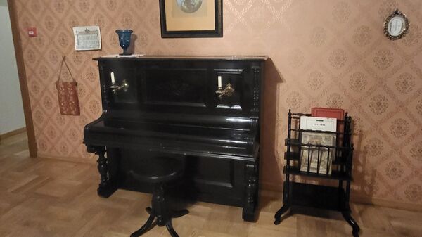 Пианино в гостиной музея Антона Чехова на Садовой-Кудринской улице в Москве