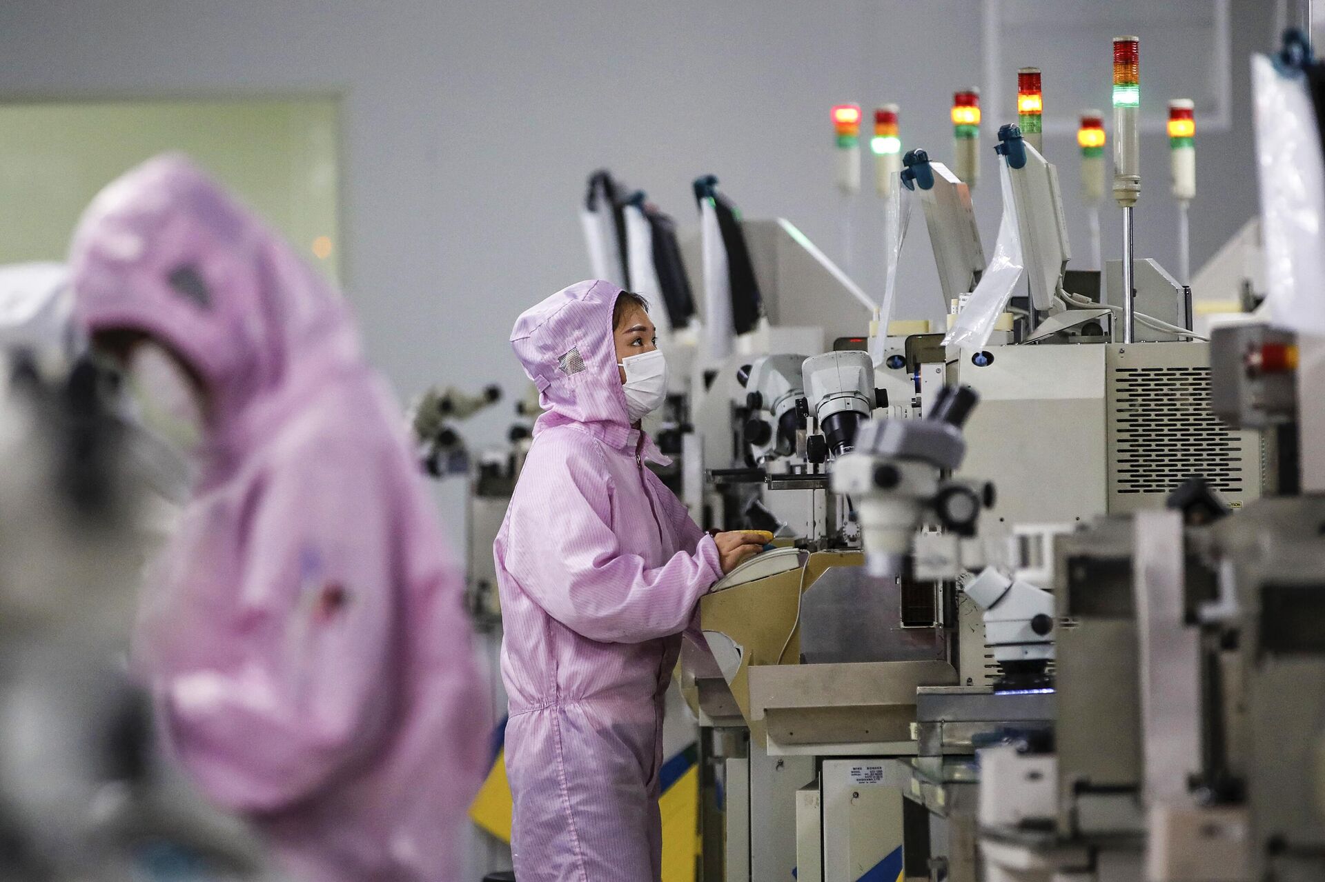 Китайские сотрудники в масках и защитных костюмах работают на производстве смарт-чипов в городе Сихун провинции Цзянсу, Китай - РИА Новости, 1920, 24.01.2024