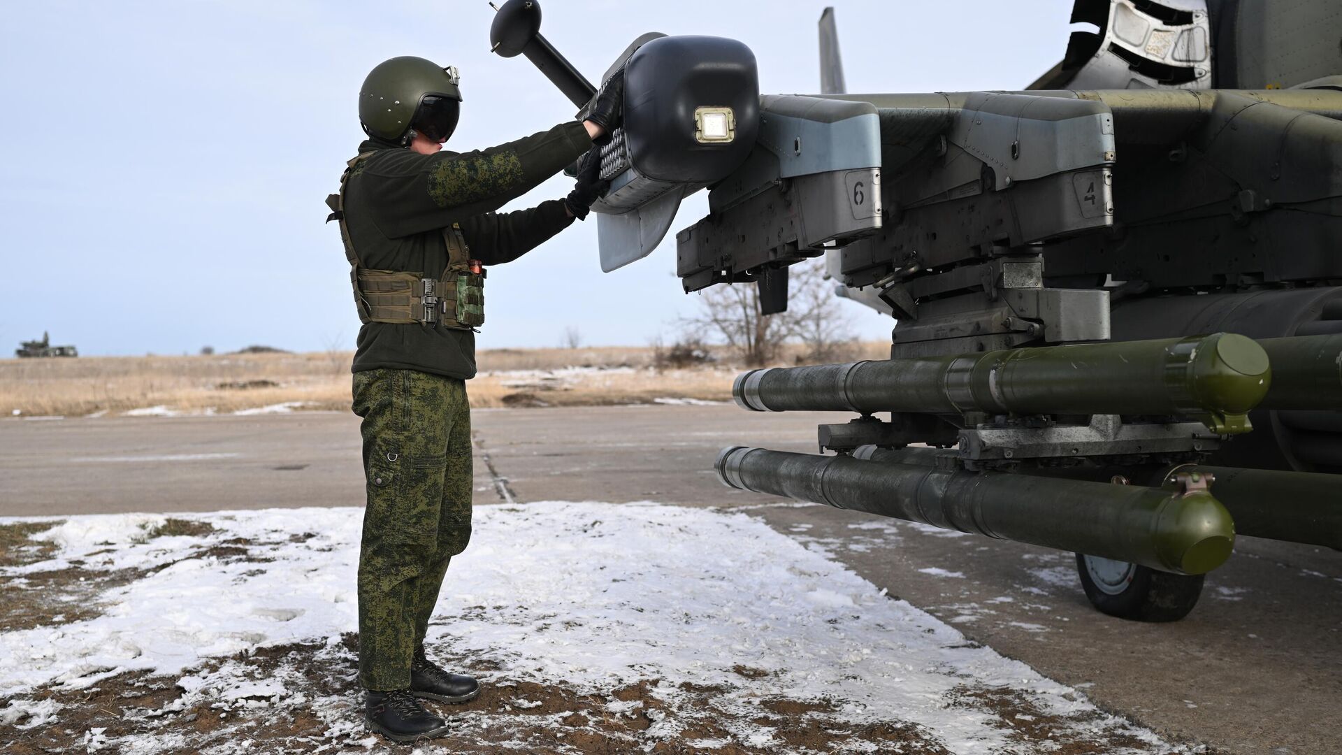 Военнослужащий группировки войск Центр ВС РФ подготавливает разведывательно-ударный вертолет Ка-52 к вылету для нанесения удара и выполнению боевых задач в зоне СВО - РИА Новости, 1920, 09.04.2024