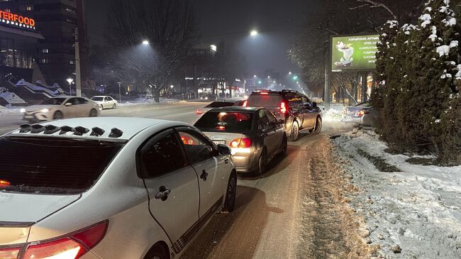 Люди люди в припаркованных автомобилях пережидают землетрясение в Алма-Ате