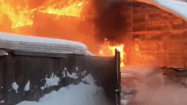Место пожара на складе стройматериалов в Бодайбо Иркутской области. 25 января 2024
