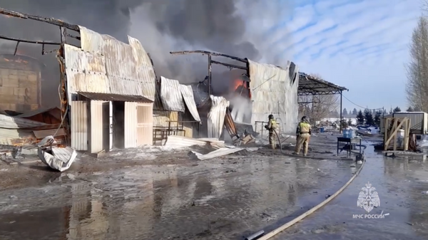 Место пожара в цехе по производству аэролодок в селе Еловое Красноярского края