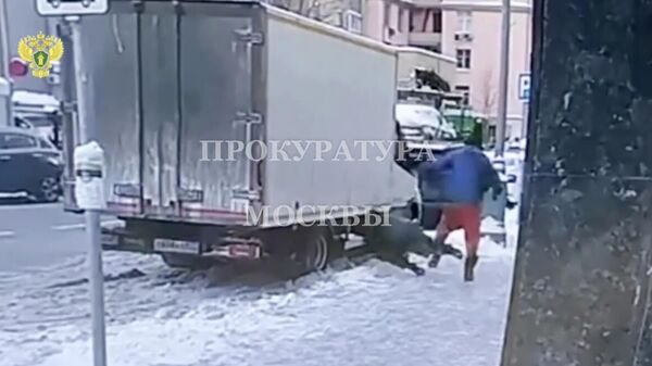 Кадр видео нападения на женщину в Москве
