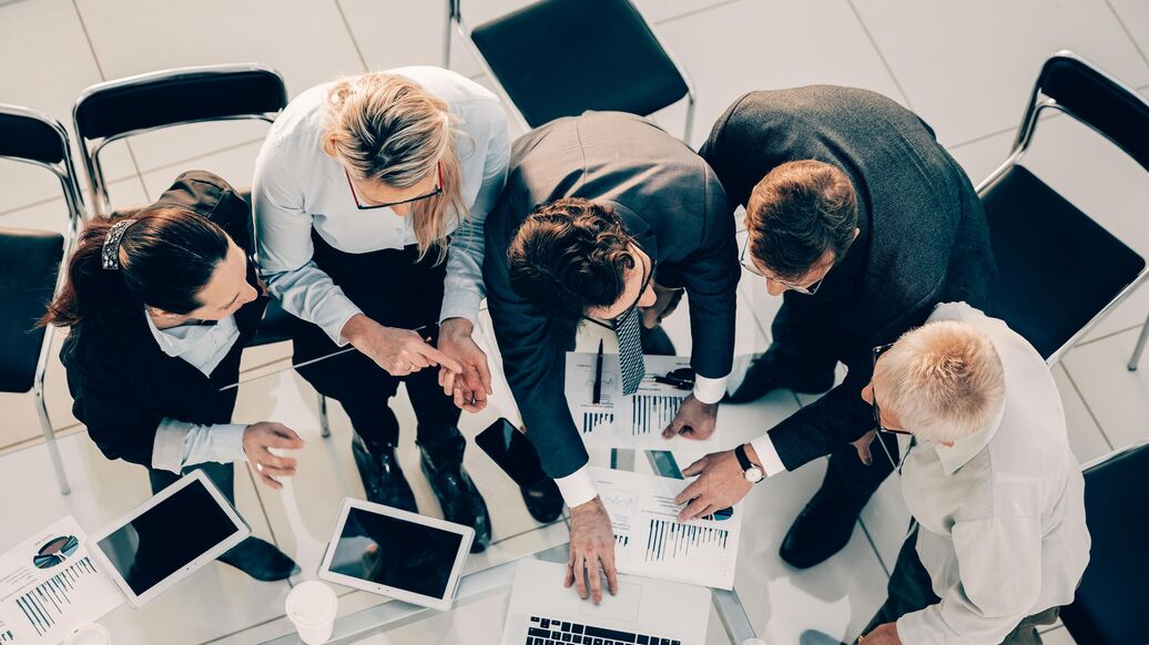 © iStock.com / YurolaitsAlbert<br>Сотрудники во время совещания в офисе