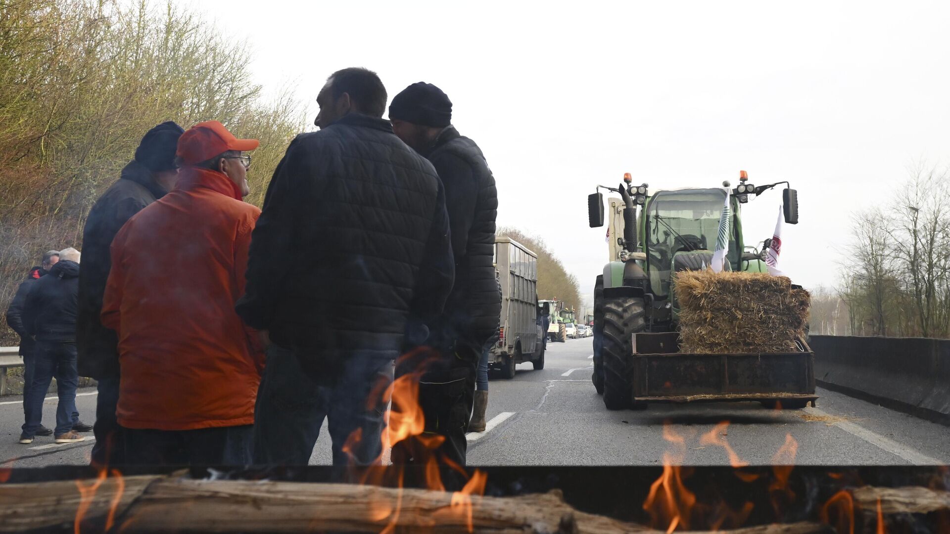 Фермеры перекрыли шоссе к северу от Парижа - РИА Новости, 1920, 26.01.2024