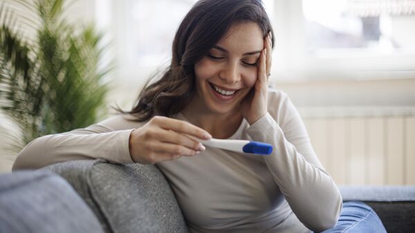 Женщина узнает результаты теста на определение беременности