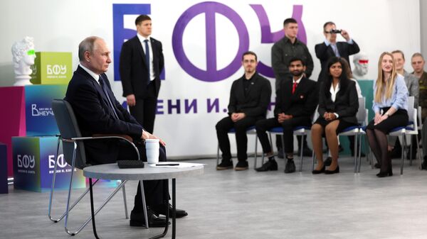 Президент РФ Владимир Путин во время общения со студентами БФУ имени Иммануила Канта