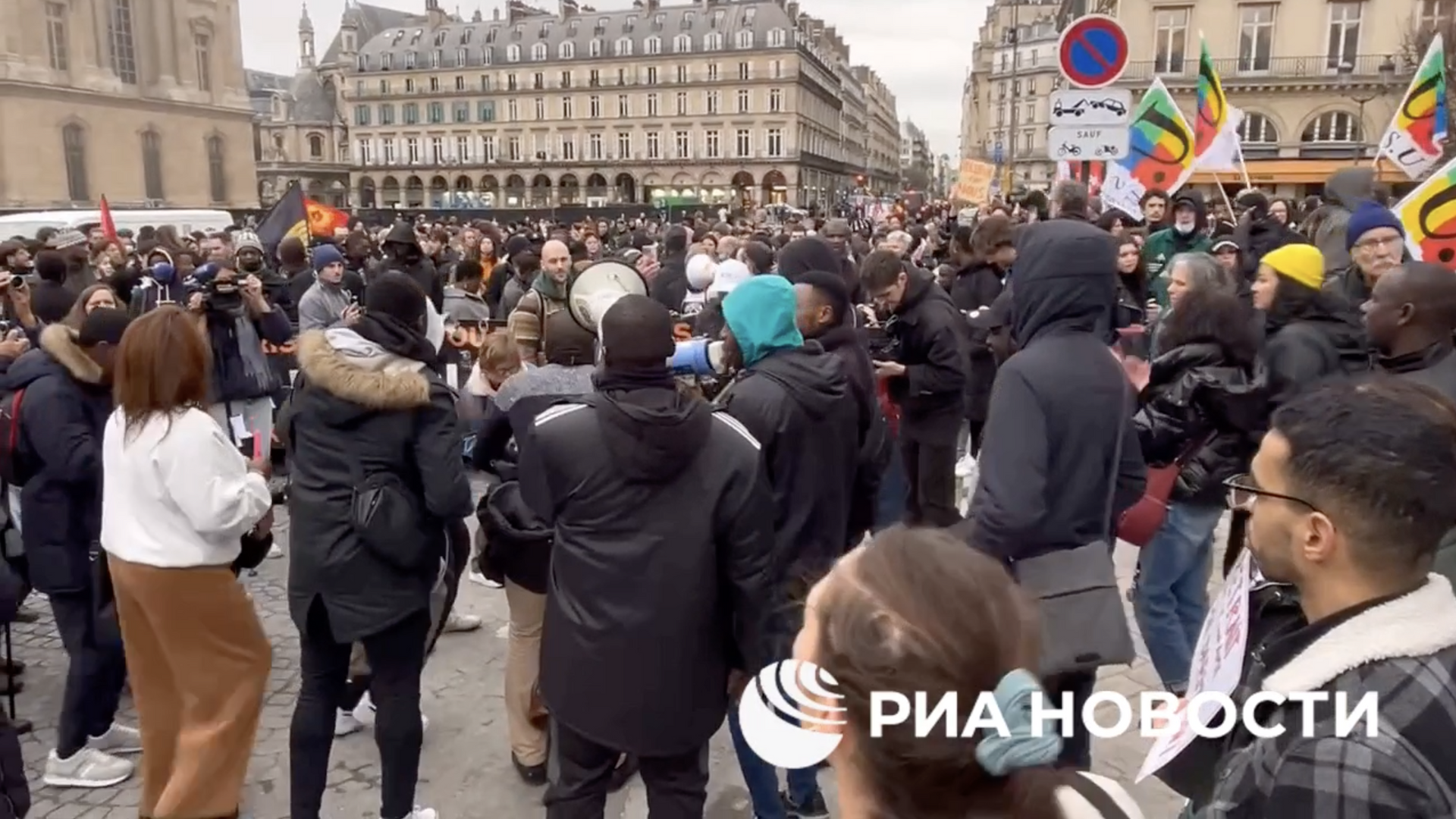 Протест с требованием отозвать закон, ужесточающий правила иммиграции в Париже - РИА Новости, 1920, 25.01.2024