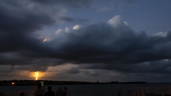 Запуск ракеты, несущей 52 спутника Starlink с мыса Канаверал во Флориде