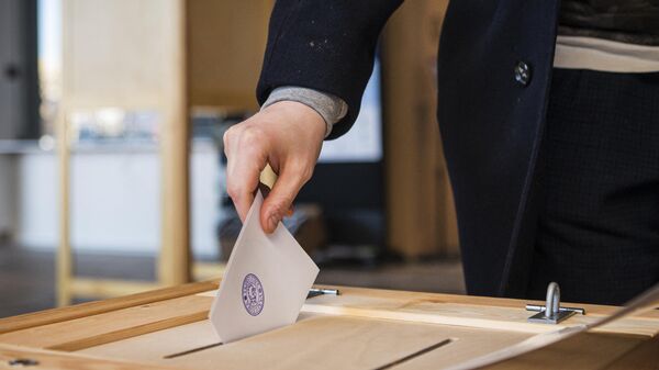 Избиратель голосует во время выборов в Финляндии