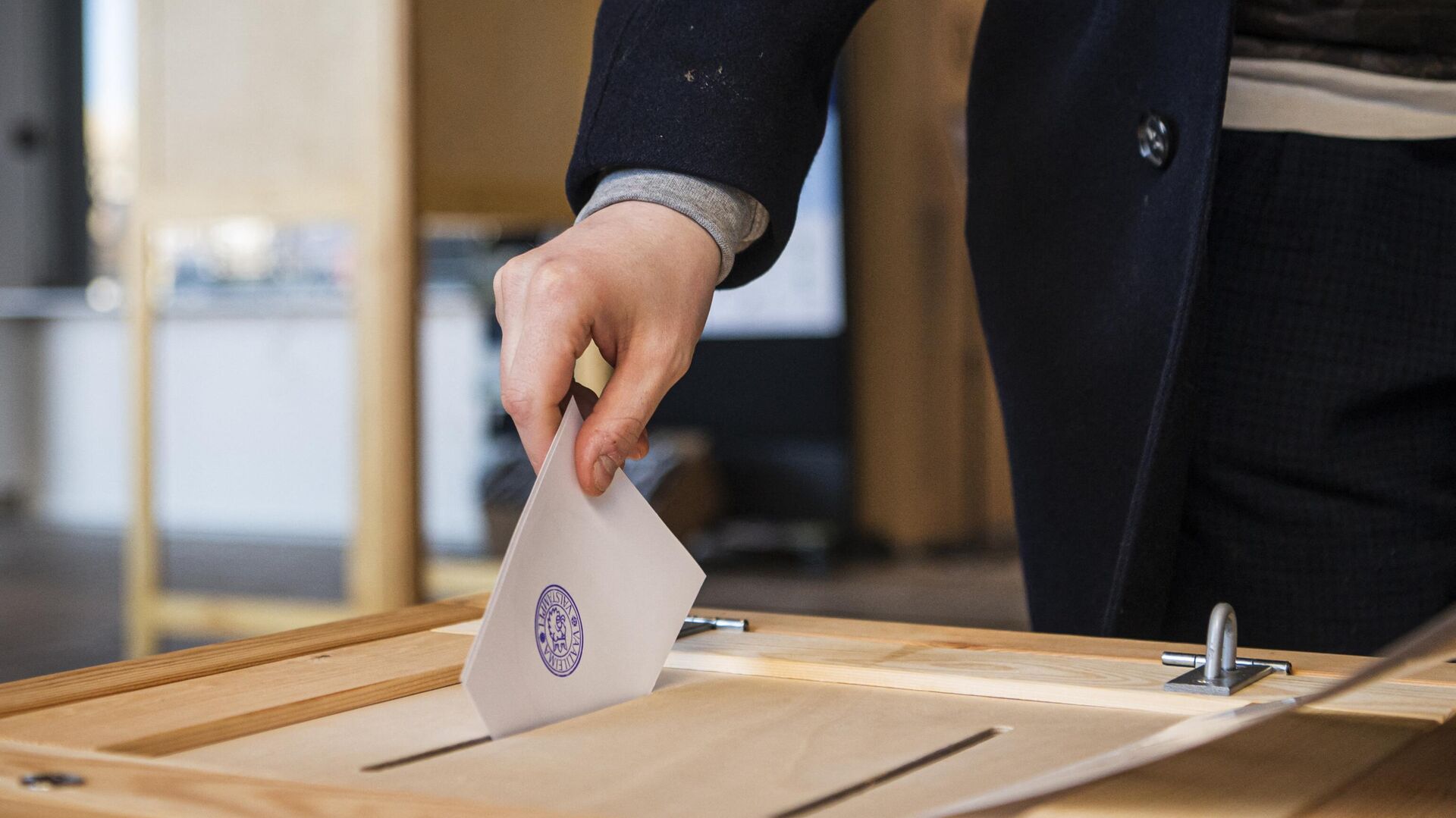 Избиратель голосует во время выборов в Финляндии - РИА Новости, 1920, 28.01.2024