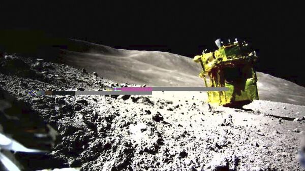 Снимок лунного модуля SLIM, сделанный лунным исследовательским аппаратом LEV-2