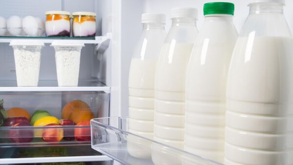 Холодильник с молоком. Архивное фото