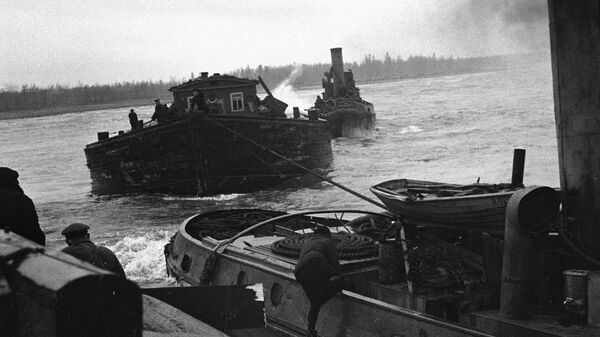 Великая Отечественная война 1941-1945 гг. Катера доставляют продукты по Ладожскому озеру в блокадный Ленинград 