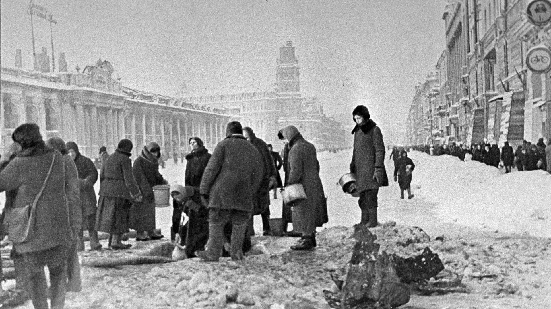 Жители блокадного Ленинграда набирают воду из пробитого при обстреле водопровода - РИА Новости, 1920, 18.03.2024