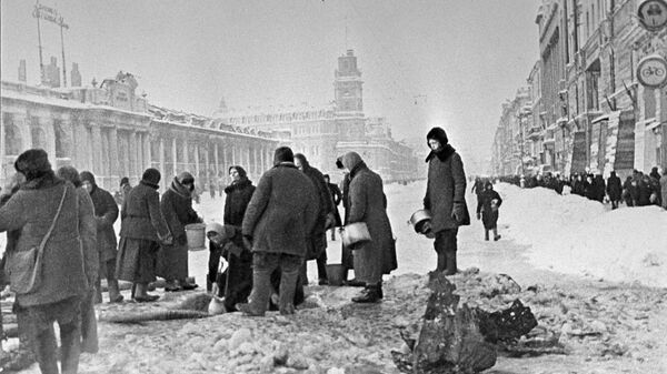 Жители блокадного Ленинграда набирают воду из пробитого при обстреле водопровода