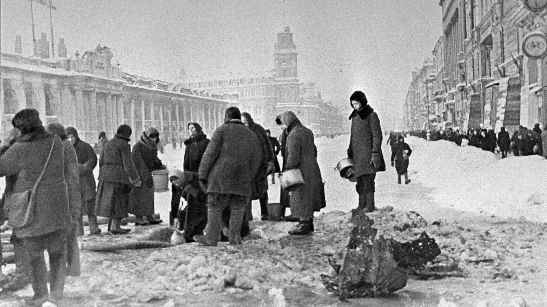 Жители блокадного Ленинграда набирают воду из пробитого при обстреле водопровода - РИА Новости, 1920, 27.01.2024