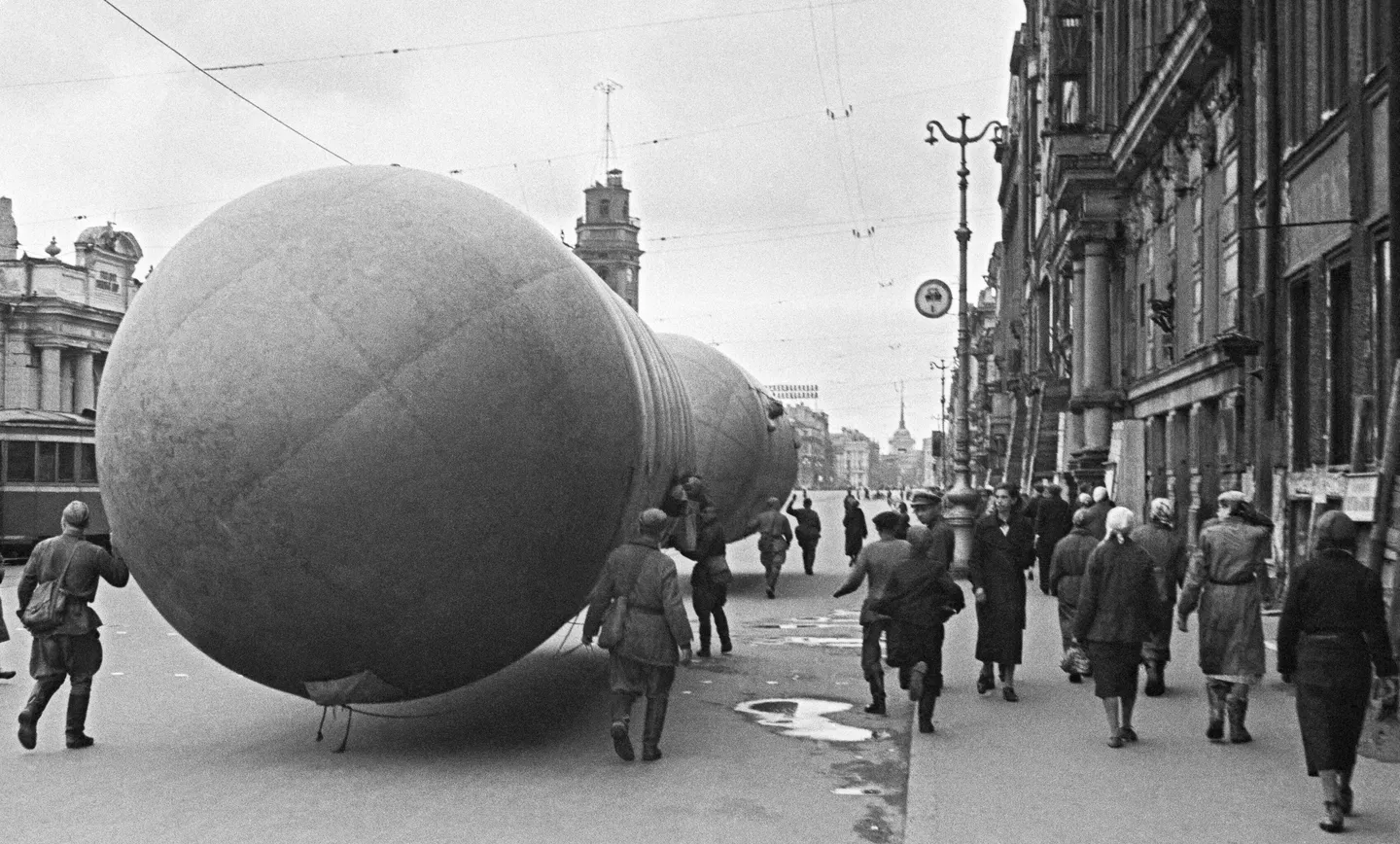 包囲時代のレニングラードのネフスキー大通りへの弾幕気球の設置
