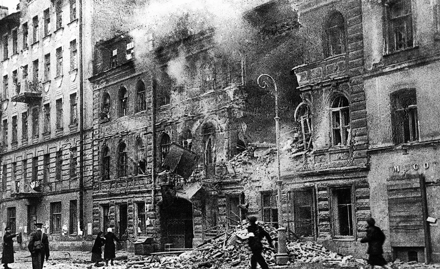 ドイツ軍砲兵による砲撃中のレニングラードのマヤコフスキー通り。 1941 年から 1945 年の大祖国戦争