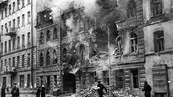 На улице Маяковского в Ленинграде во время обстрела немецкой артиллерией. Великая Отечественная война 1941-1945 годов