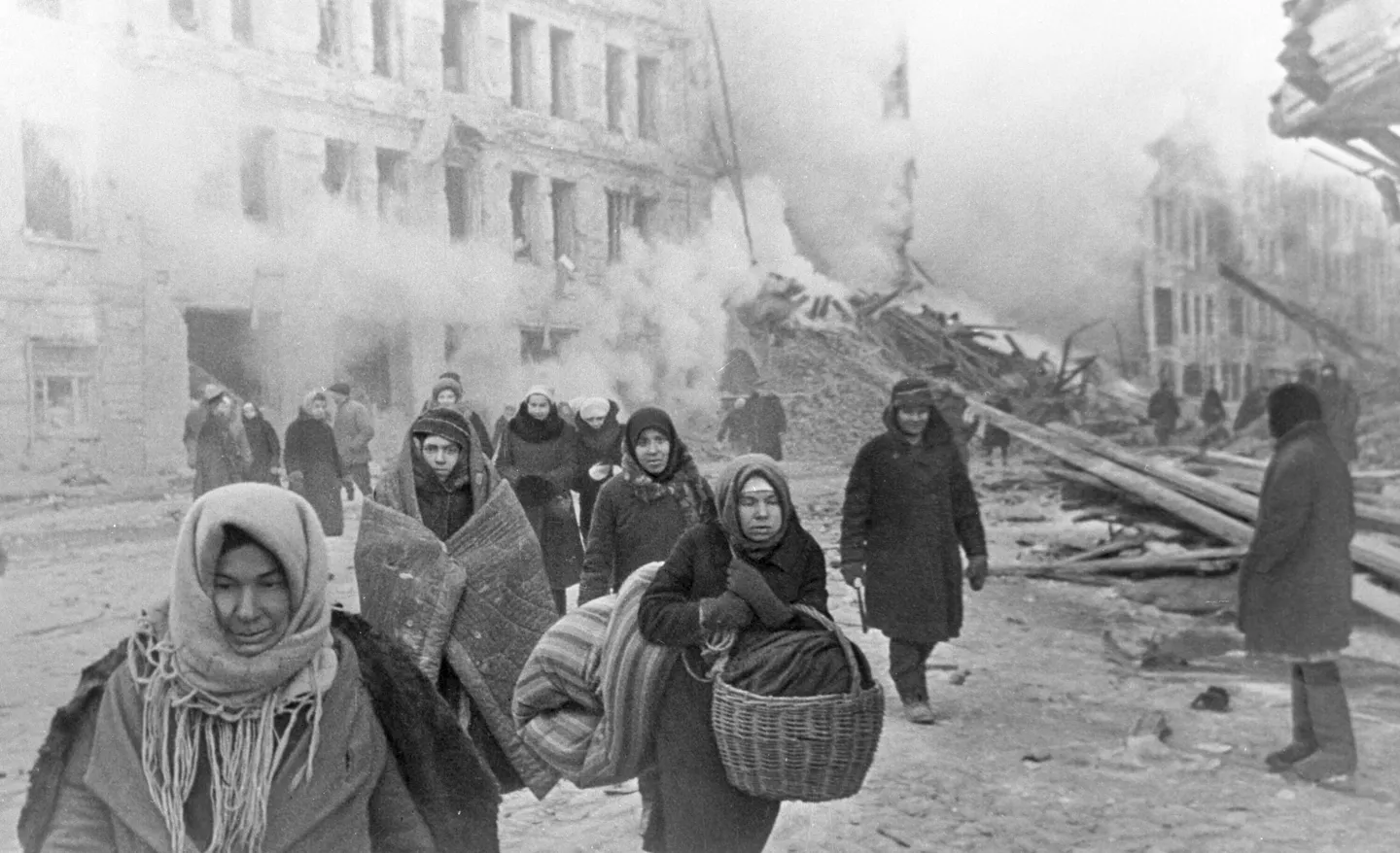 包囲されたレニングラードの住民は、すべてが解除され防空壕から出てくる