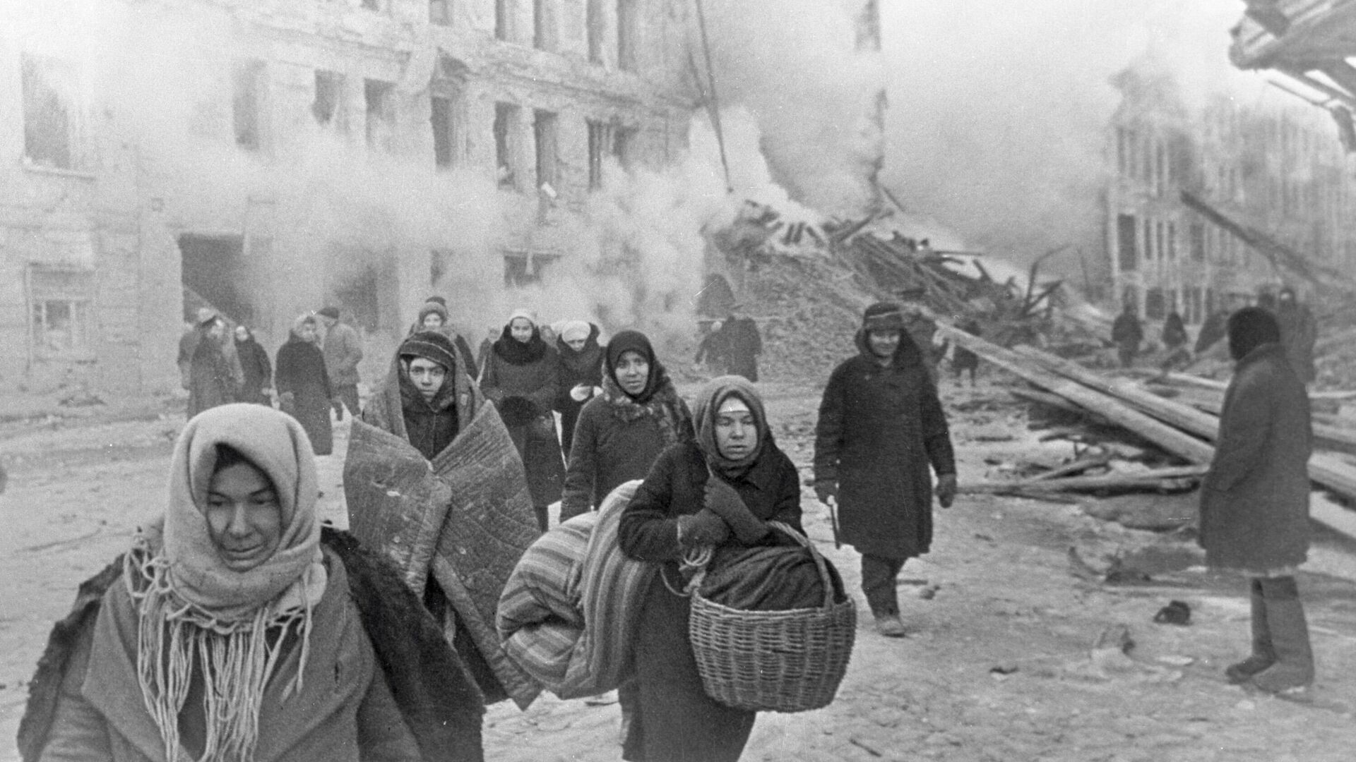 Жители блокадного Ленинграда выходят из бомбоубежища после отбоя тревоги - РИА Новости, 1920, 21.06.2024