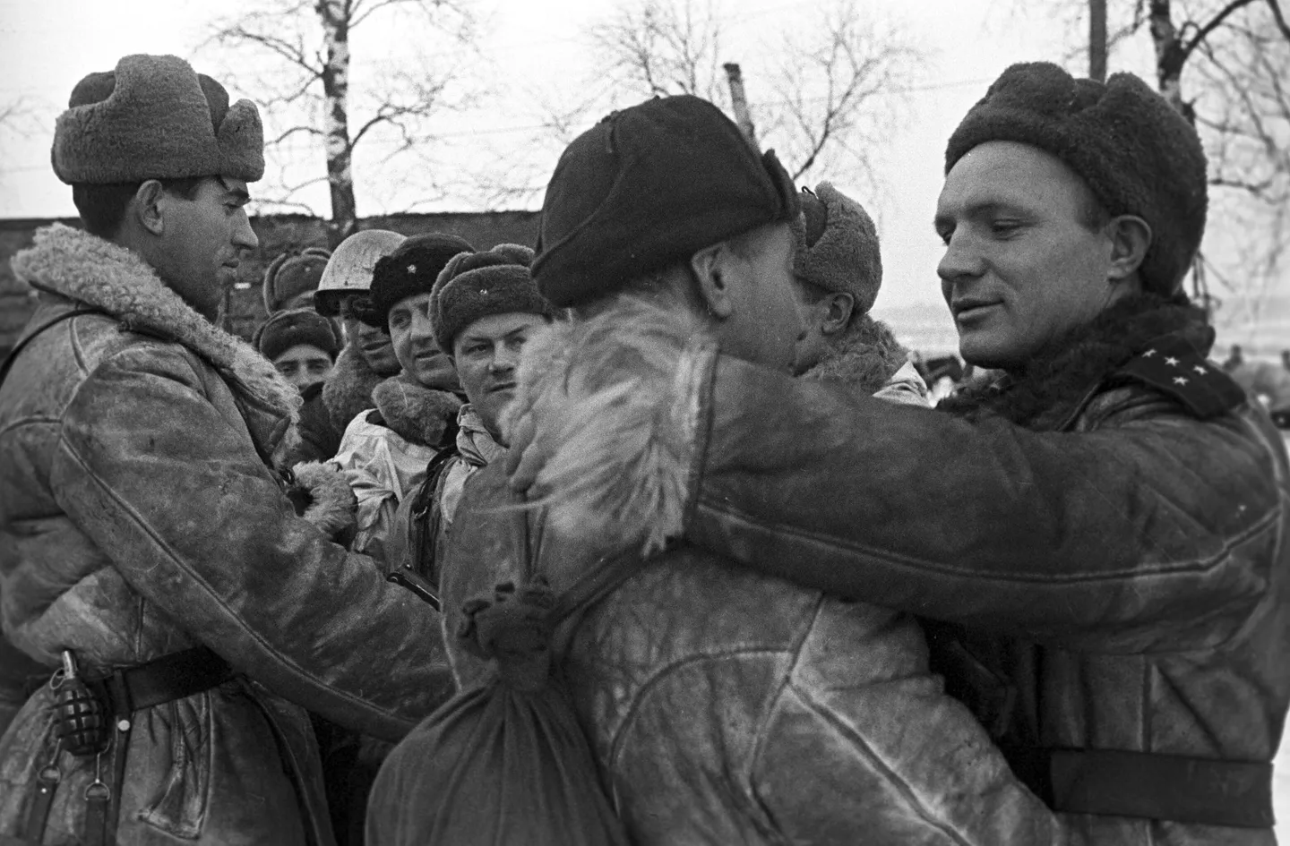 レニングラード封鎖を突破する作戦中に、労働者村第1地区でヴォルホフ戦線とレニングラード戦線の兵士の会合。 (オペレーション・スパーク)