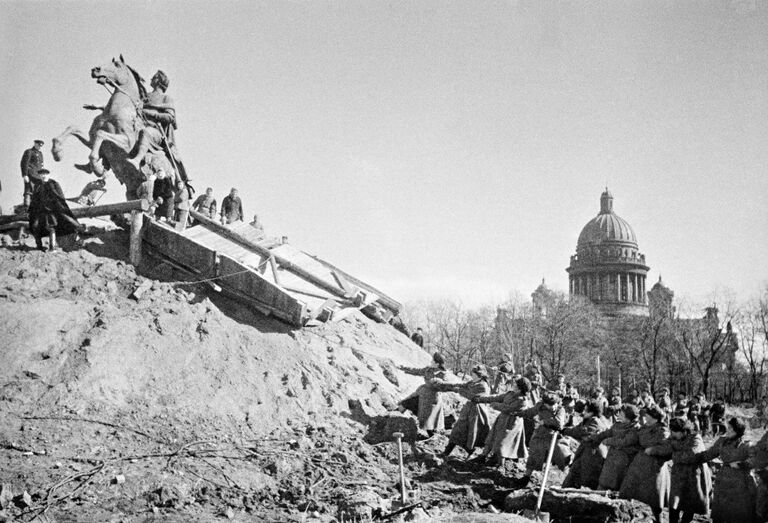 27 января 1944 года закончилась героическая оборона города на Неве, продолжавшаяся 872 дня. После снятия блокады Ленинграда, жители города освобождают памятник Петру l от защитных укрытий