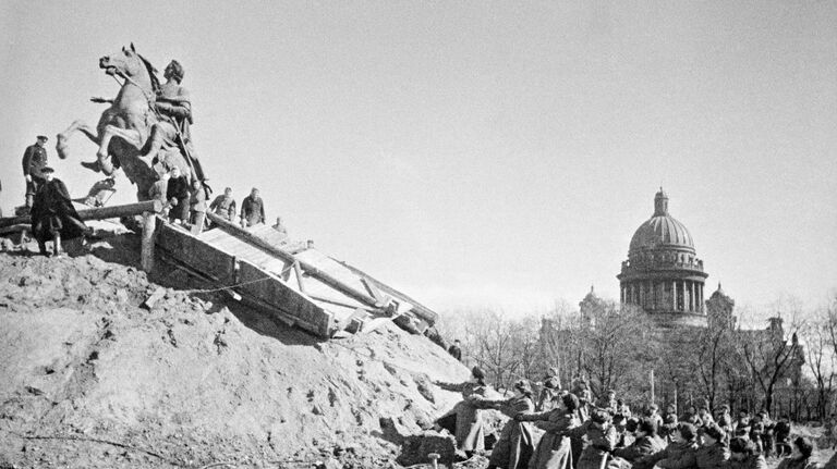 27 января 1944 года закончилась героическая оборона города на Неве, продолжавшаяся 872 дня. После снятия блокады Ленинграда, жители города освобождают памятник Петру l от защитных укрытий