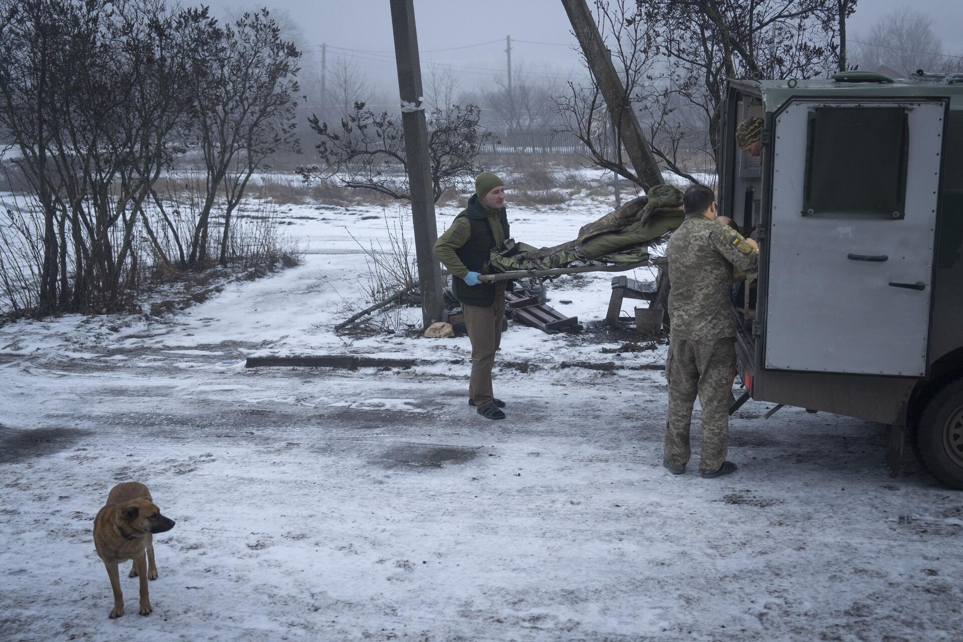 Украинские военнослужащие переносят носилки с раненым в Донецкой области - РИА Новости, 1920, 05.02.2024