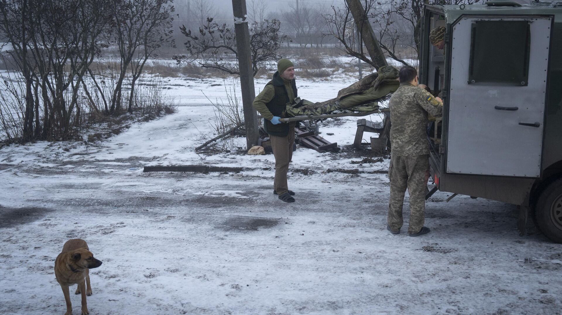 Украинские военнослужащие переносят носилки с раненным в Донецкой области - РИА Новости, 1920, 12.02.2024
