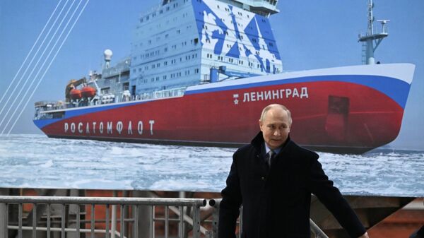 Президент РФ Владимир Путин на церемонии закладки пятого серийного универсального атомного ледокола Ленинград на Балтийском заводе в Санкт-Петербурге